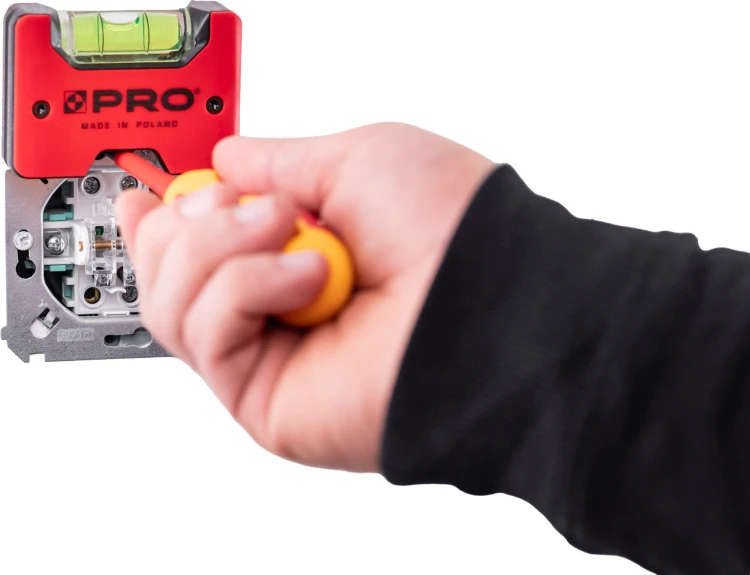 PRO Poziomica Magnetyczna dla elektryków i hydraulików 7 cm PRO-EL007